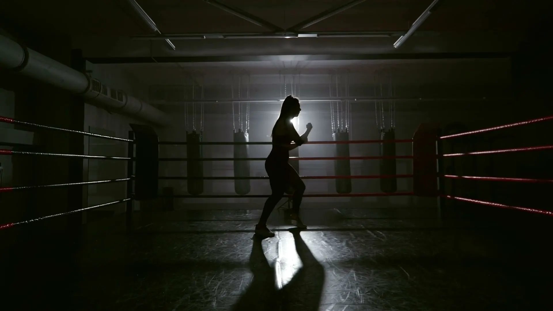Un ring de boxe dans une salle sombre