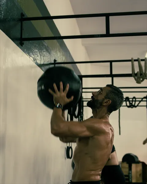 Un lancer de wall ball contre le mur de la salle